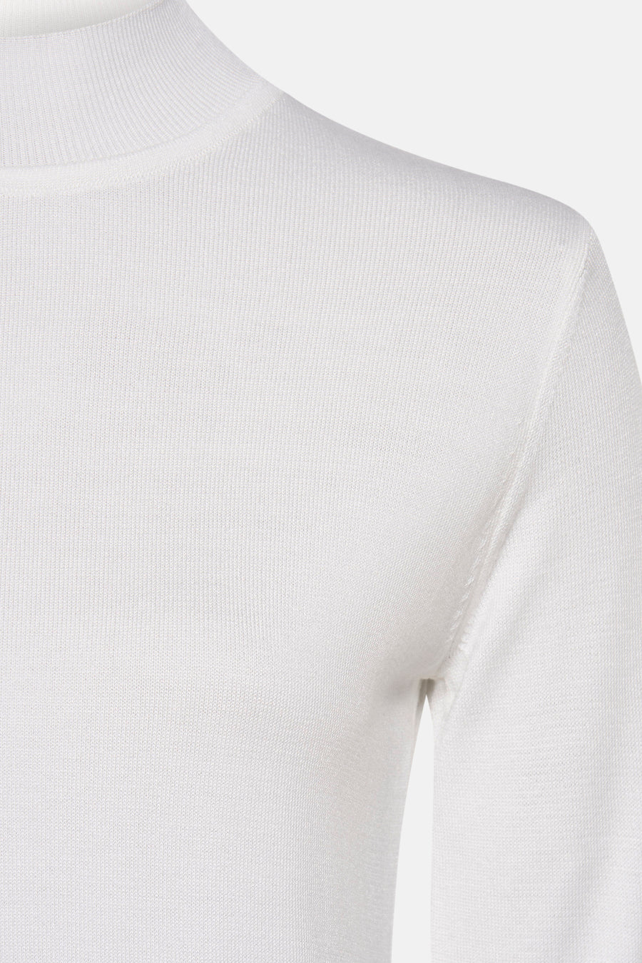 Pull blanc en tricot de MORE & MORE avec col montant et manches longues.