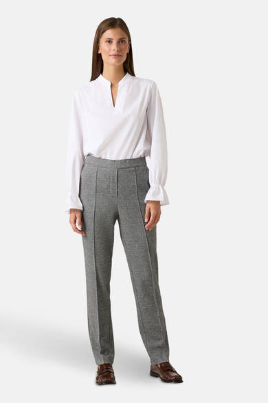 Wit blouse met lange mouwen van MORE & MORE, met een subtiele V-hals en geplooide manchetten.