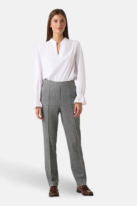 Wit blouse met lange mouwen van MORE & MORE, met een subtiele V-hals en geplooide manchetten.
