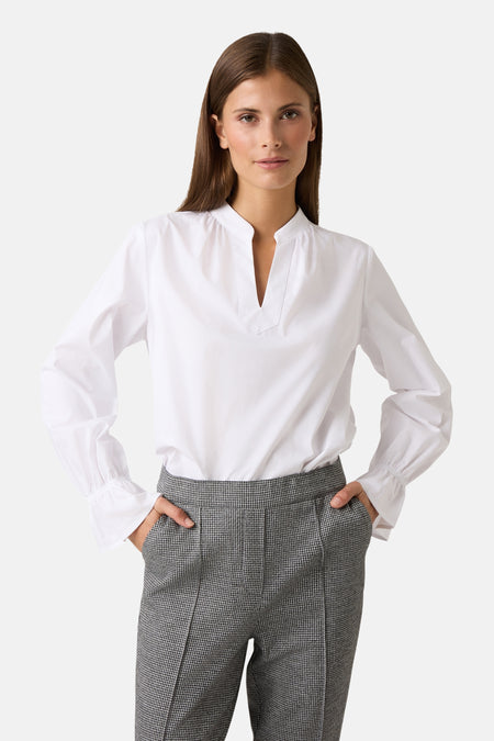 Wit blouse met lange mouwen van MORE & MORE, met een subtiele V-hals en geplooide manchetten.