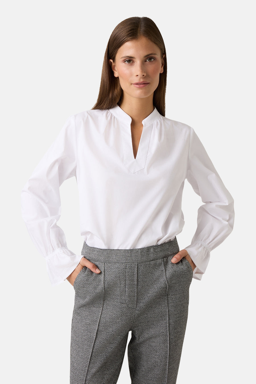 Wit blouse met lange mouwen van MORE & MORE, met een subtiele V-hals en geplooide manchetten.