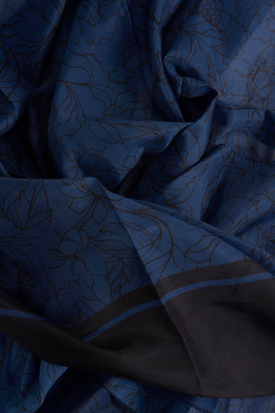 Blauwe sjaal met bloemenprint van MORE & MORE, met contrasterende zwarte rand en kreukeleffect.