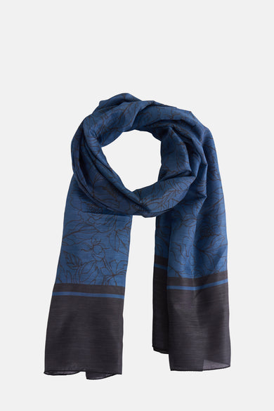 Blauwe sjaal met bloemenpatroon van MORE & MORE, met decoratieve strepen aan de uiteinden.