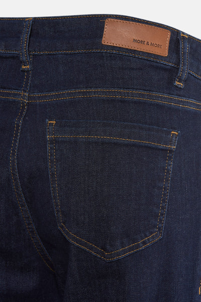 Rechte donkerblauwe jeans van MORE & MORE, met achterzak en logopatch van leer.