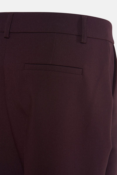 Pantalon de costume bordeaux de More & More, détail de la poche arrière passepoilée et des passants de ceinture.