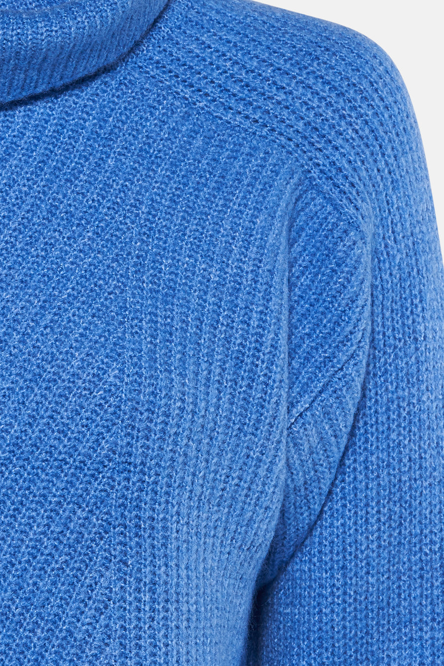 Blauwe kabelgebreide trui van More & More, met col en zachte textuur.