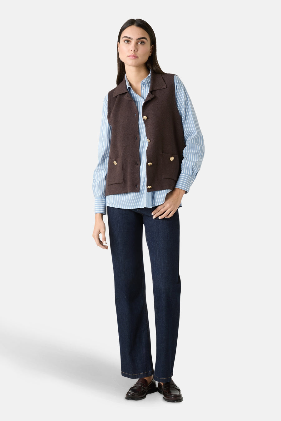 Blauwe gestreepte blouse met lange mouwen van MORE & MORE met een bruin vest met gouden knopen.
