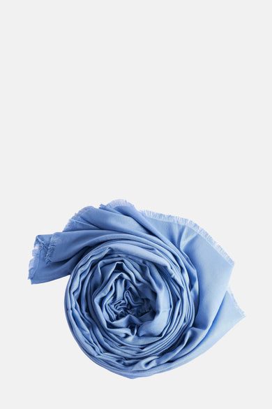 Blauwe sjaal van MORE & MORE, opgerold, met geweven textuur en gerafelde randen.