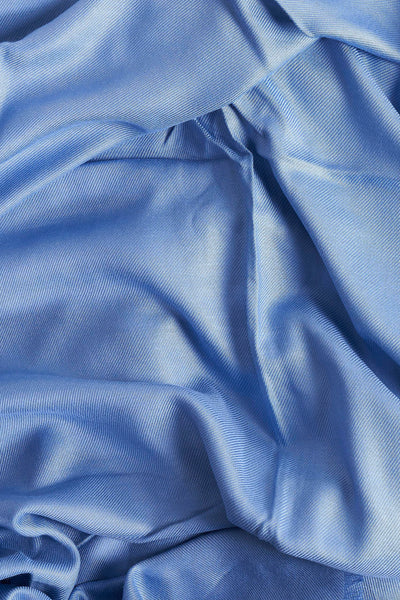 Blauwe sjaal van MORE & MORE, in getextureerde stof met plooien en draperieën.