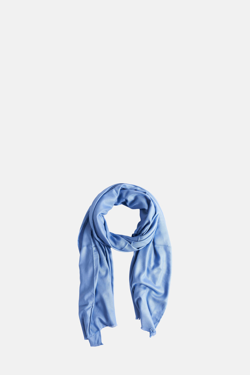 Blauwe sjaal van MORE & MORE, gedrapeerd met een zachte textuur en een licht gekreukte look.