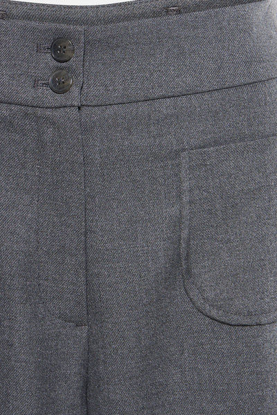Pantalon de costume gris de More & More avec deux boutons à la ceinture et une poche arrondie.