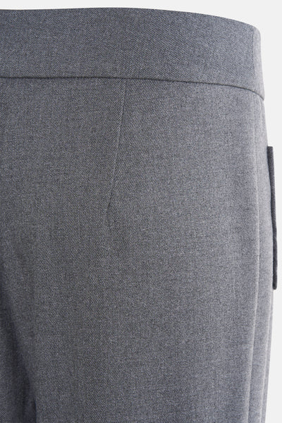 Pantalon de costume gris de MORE & MORE, avec une poche latérale discrète et une texture fine.
