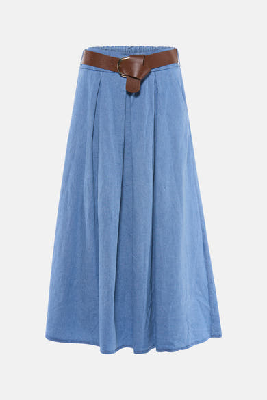 Jupe 3/4 bleu clair en denim, par Terra di Siena, avec ceinture marron à boucle dorée.