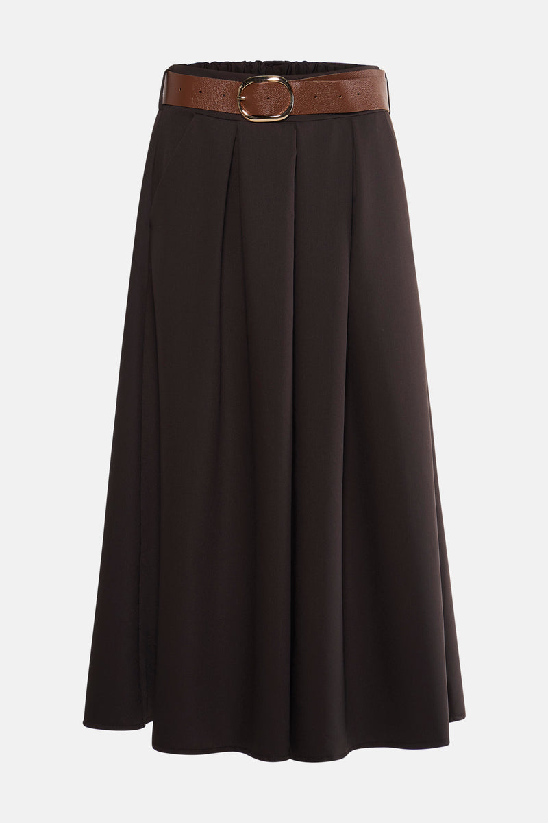 Bruine 3/4 rok van Terra di Siena, met bruine riem met gouden gesp, geplooid.