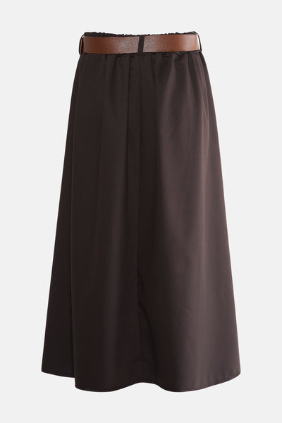 Bruine midi in bruin van Terra di Siena, met een bruine riem en verticale plooien.