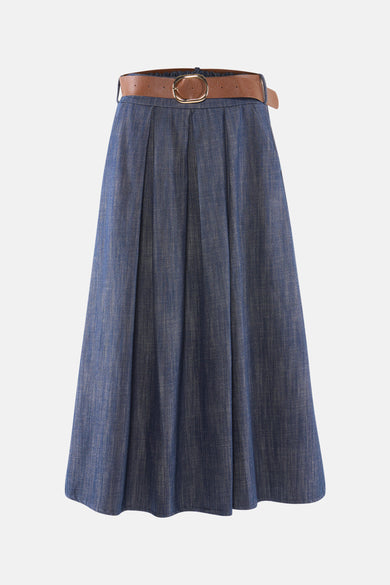 Jupe 3/4 bleu foncé en denim de Terra di Siena, plissée avec une ceinture marron à boucle dorée.