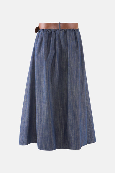 Jupe 3/4 en denim bleu foncé de Terra di Siena, avec ceinture marron.