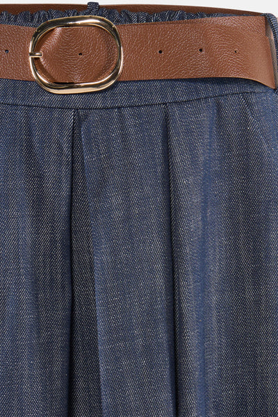 Jupe 3/4 en denim bleu foncé de Terra di Siena, avec ceinture marron à boucle dorée.