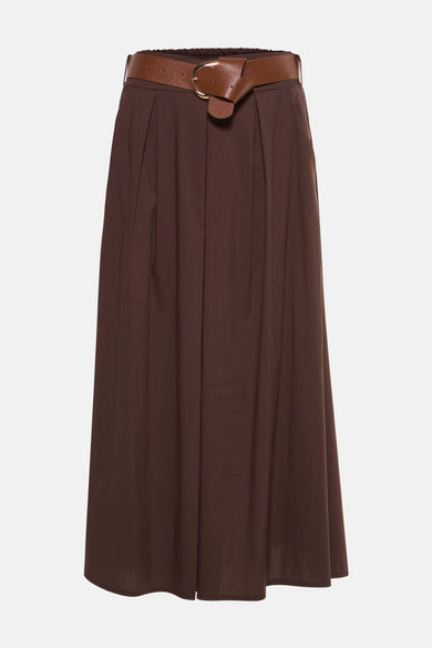 Jupe longue marron de Terra di Siena, avec une ceinture marron à boucle dorée et des plis structurés.