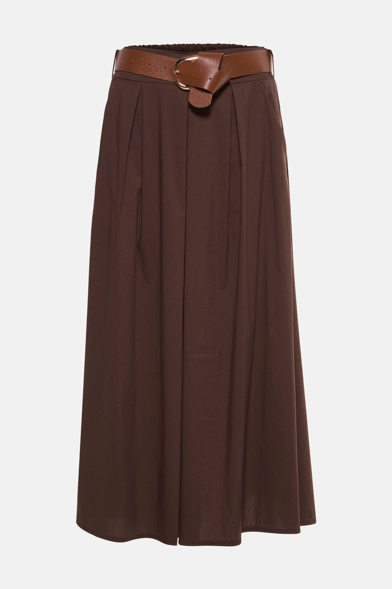 Jupe longue marron de Terra di Siena, avec une ceinture marron à boucle dorée et des plis structurés.