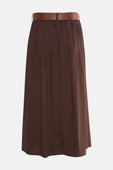 Jupe longue marron de Terra di Siena avec une ceinture marron autour de la taille.