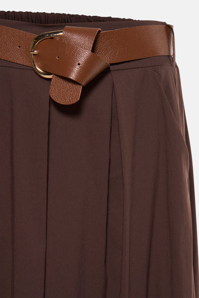 Jupe longue marron en coton de Terra di Siena, avec une ceinture en cuir marron.