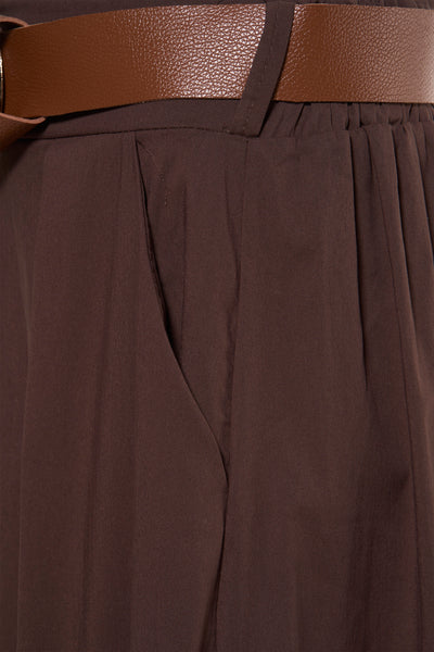 Jupe longue marron de Terra di Siena avec ceinture ton sur ton à boucle dorée, détail de poche latérale.