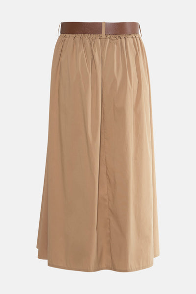 Jupe longue beige de Terra di Siena avec ceinture marron texturée, coupe ample et fluide.