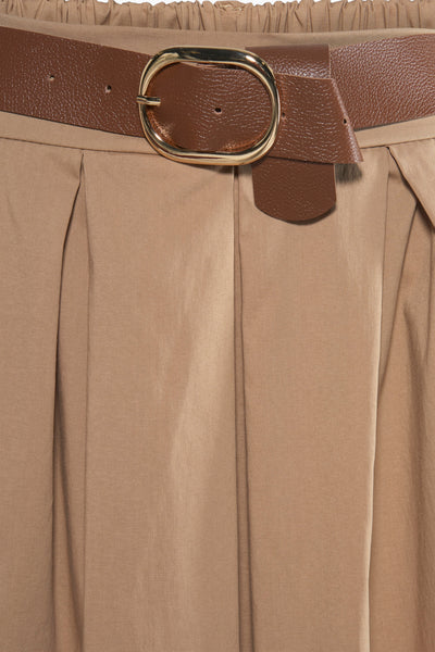 Jupe longue beige Terra di Siena avec ceinture marron à boucle dorée, taille froncée et plis.