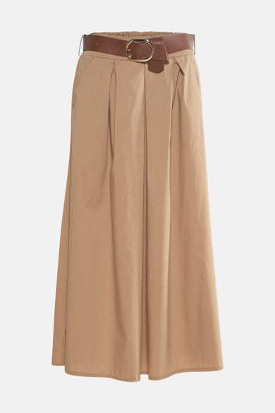 Jupe longue beige de Terra di Siena, avec une ceinture marron à boucle dorée.
