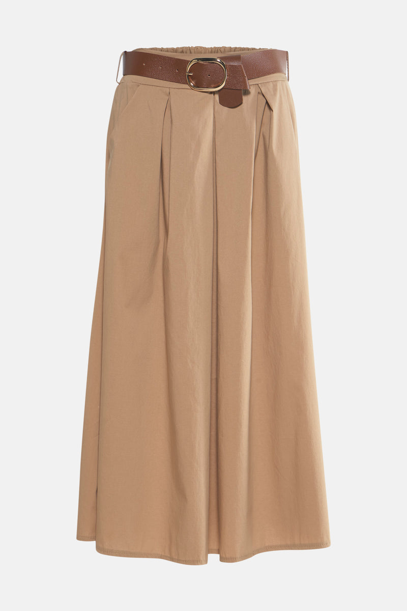 Jupe longue beige de Terra di Siena, avec une ceinture marron à boucle dorée.