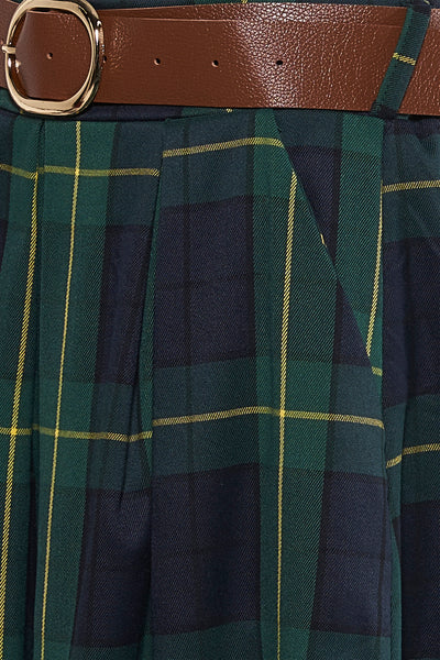 Jupe 3/4 multicolore de Terra di Siena, motif écossais vert, bleu marine et jaune, avec ceinture marron.
