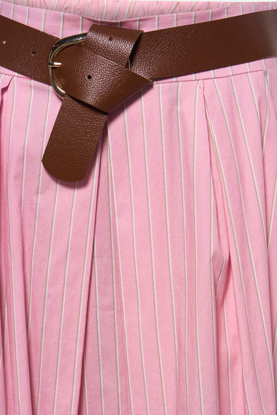 Jupe rose à rayures verticales by Terra di Siena, avec ceinture marron à boucle dorée.