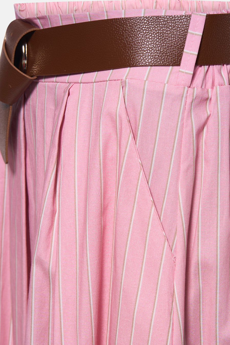 Roze rok met verticale strepen van Terra di Siena, met bruine leren riem en zichtbare zijzak.