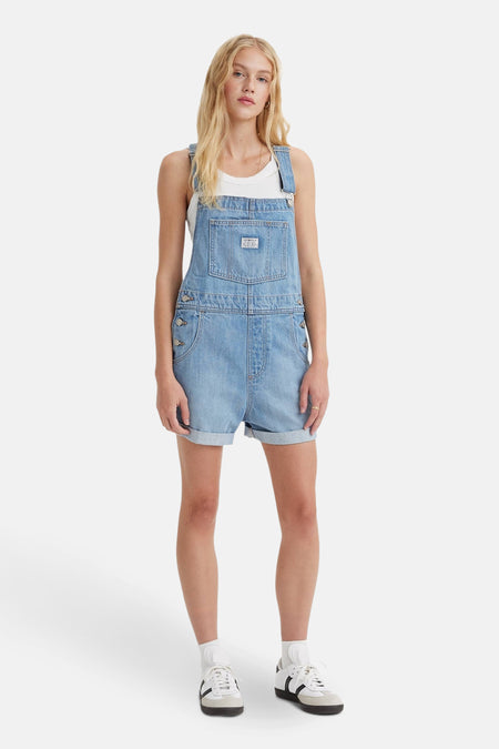 Lichtblauwe denim combishort van Levi's®, met bretels, zakken en omgeslagen zomen.