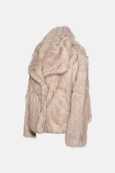 Veste courte écru de Terra di Siena, en fausse fourrure douce avec un large col drapé.