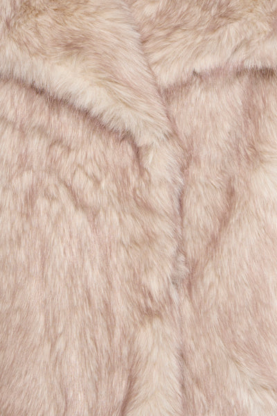Veste courte écru de Terra di Siena avec une texture de fausse fourrure duveteuse.