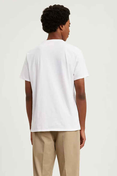 Wit T-shirt van Levi's®, van achteren gezien, gedragen met een kaki broek.