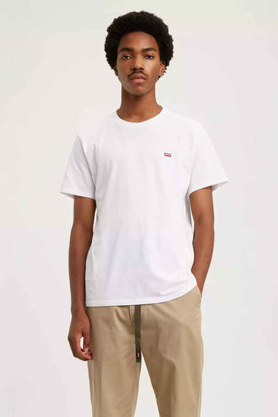 Wit T-shirt van Levi's, gedragen met een beige broek met trekkoord.
