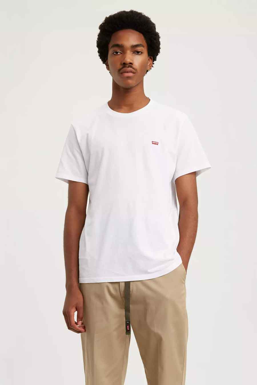Wit T-shirt van Levi's, gedragen met een beige broek met trekkoord.
