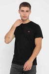 Zwart T-shirt met korte mouwen van Levi's, gedragen door een man met een grijze jeans.