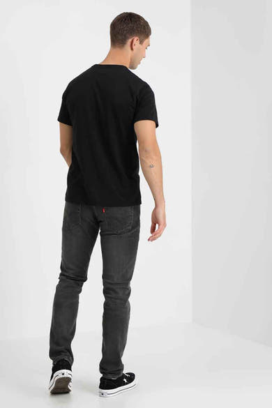 Zwart T-shirt van Levi's®, gedragen met een grijze jeans en lage sneakers, achtergezicht.