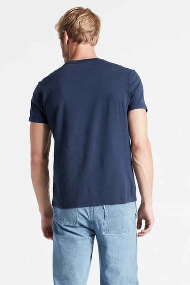 Blauw T-shirt van Levi's®, gedragen met een lichtblauwe jeans, achtergezicht.