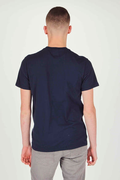 T-shirt bleu marine à manches courtes de Levi's, vu de dos, porté avec un pantalon gris.
