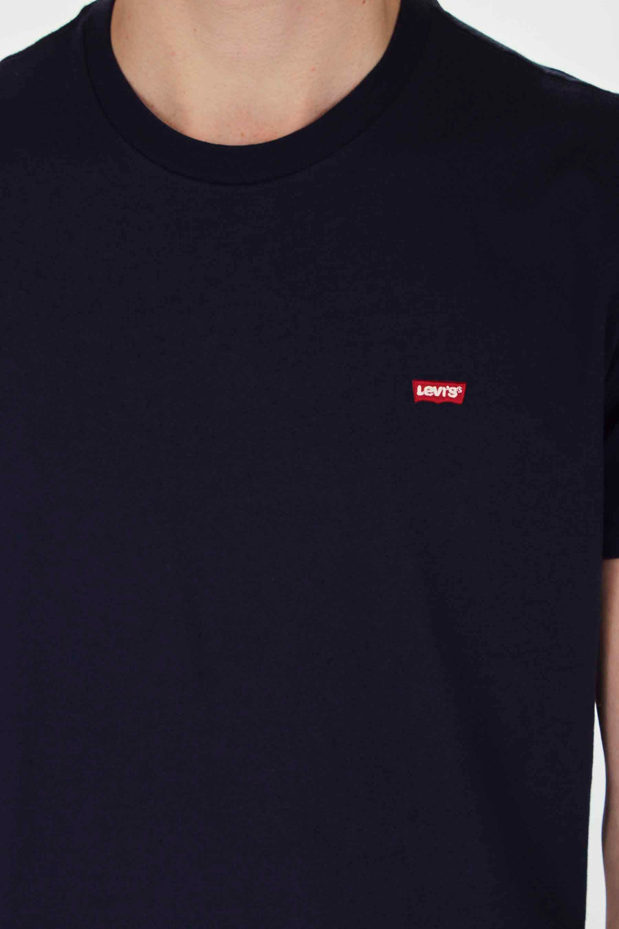 Marineblauw T-shirt met korte mouwen van Levi's, met een klein rood logo op de voorkant.