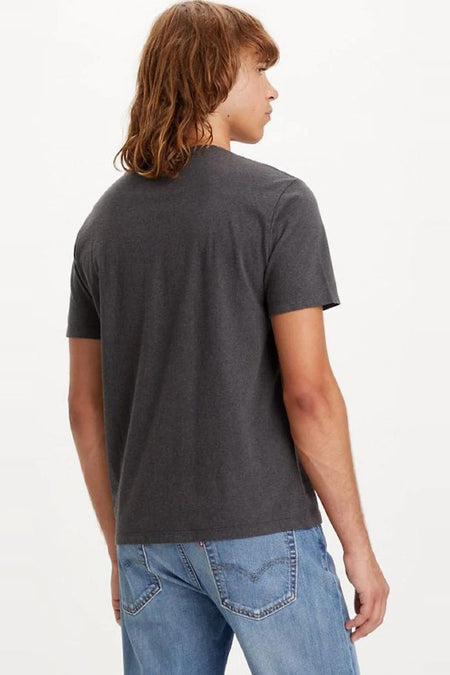 T-shirt gris de Levi's, vu de dos, porté avec un jean bleu classique.