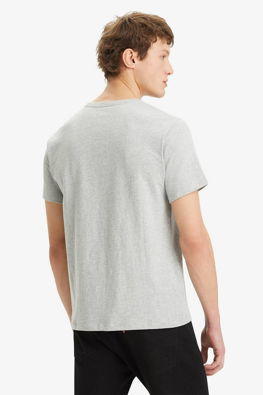 T-shirt à manches courtes gris de Levi's, porté avec un pantalon noir, vue de dos.