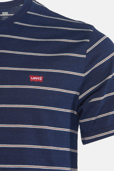 T-shirt à manches courtes bleu marine à rayures, de Levi's®, avec logo rouge sur la poitrine.