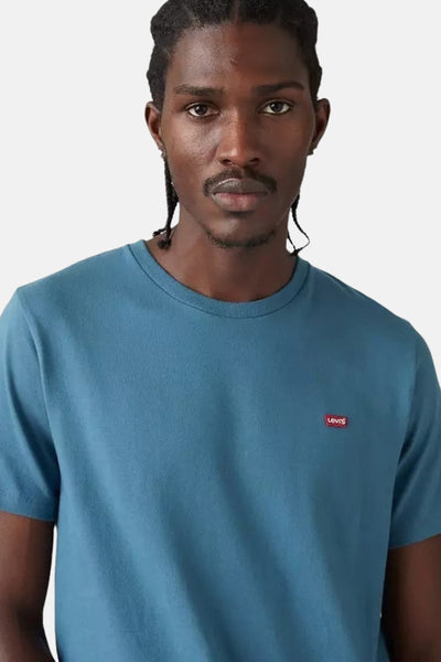 T-shirt bleu à manches courtes de Levi's, avec logo rouge sur le devant et coupe classique.