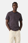 Blauw gestreept T-shirt, van Levi's®, gedragen door een man, met een beige broek.